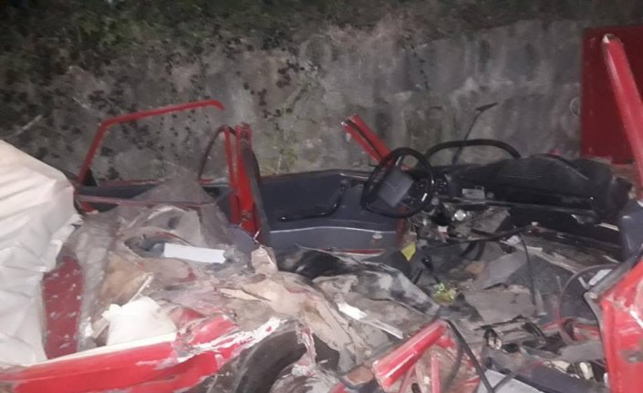 Hurdaya dönen otomobilden sağ çıktı