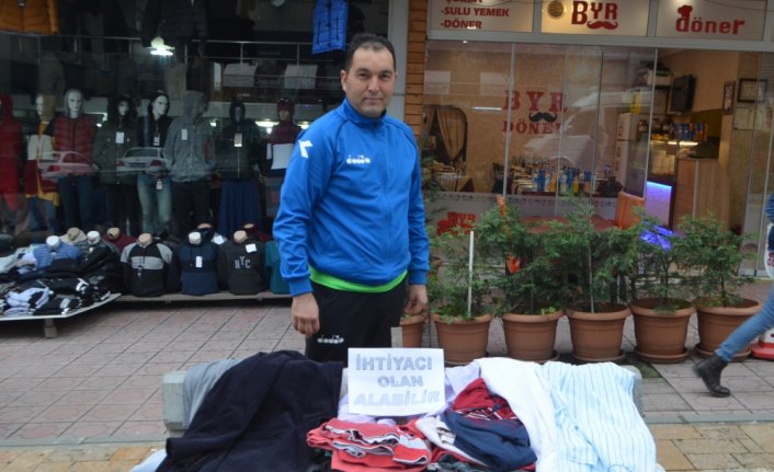 İhtiyaç fazlası kıyafetleri vatandaşlara dağıtıyor