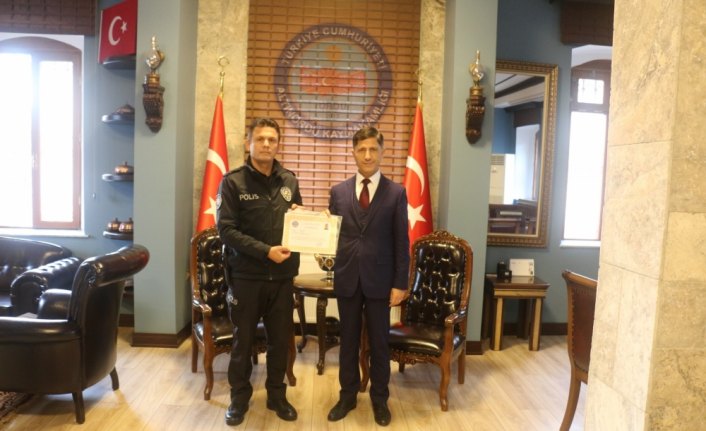 İntihar girişimini önleyen polisler ödüllendirildi