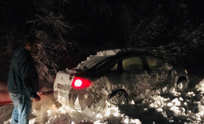 Karda mahsur kalan 3 kişiyi belediye ekipleri kurtardı