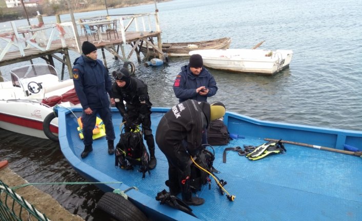 Kayıkla göle açılan kişiyi arama çalışmaları