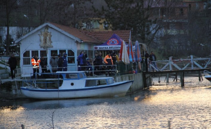 Kayıkla göle açıldıktan sonra kaybolan kişiyi arama çalışmalarına ara verildi