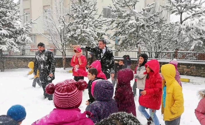 Kaymakamın çocuklarla kar topu keyfi