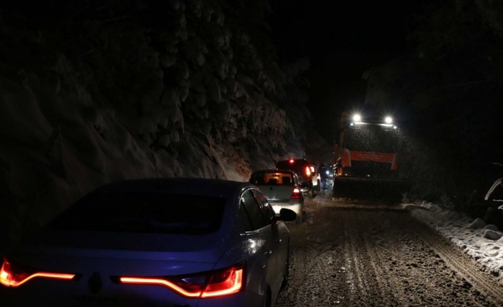 Kontrolden çıkan araç uçuruma kaydı