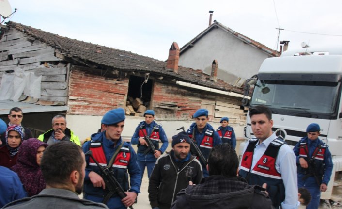 Köylülerden yol kapatma eylemi