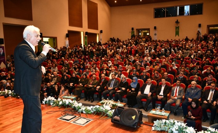 Nihat Hatipoğlu Artvin'de Peygamberin hayatını anlattı