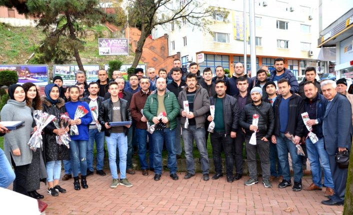 Öğrenciler çalışmaya giden madencileri çiçeklerle uğurladı