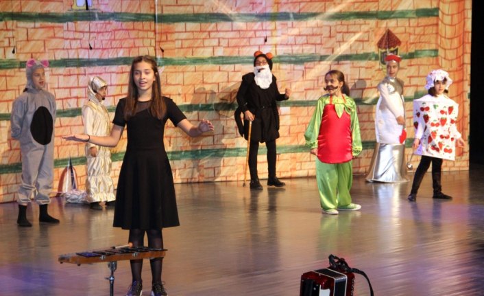 Öğrencilerden tiyatro gösterisi