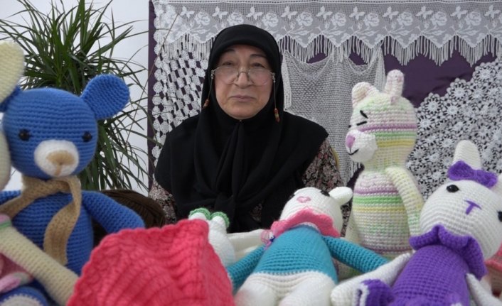 Örgü bebek yaparak geçimini sağlıyor