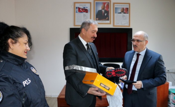 Polislerden öğrencilere bot yardımı