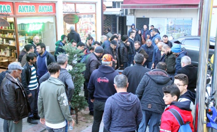 Rahatsızlanan esnafa komşuları yardım etti