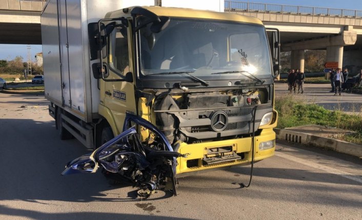 Sinop'ta otomobil ile kamyon çarpıştı: 2 yaralı