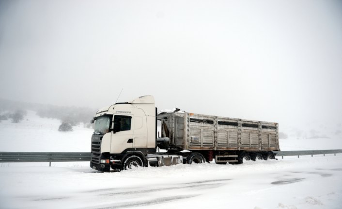 Tokat'ta kar yağışı ulaşımı aksattı