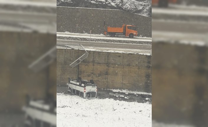 Trabzon'da minibüs dereye yuvarlandı