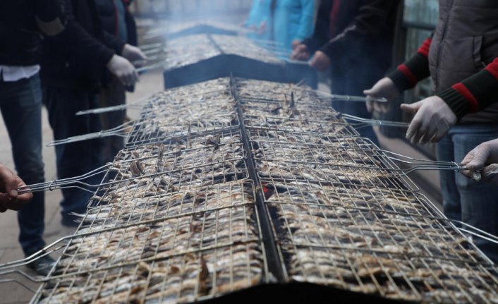 Üç ton hamsi iki saatte tükendi