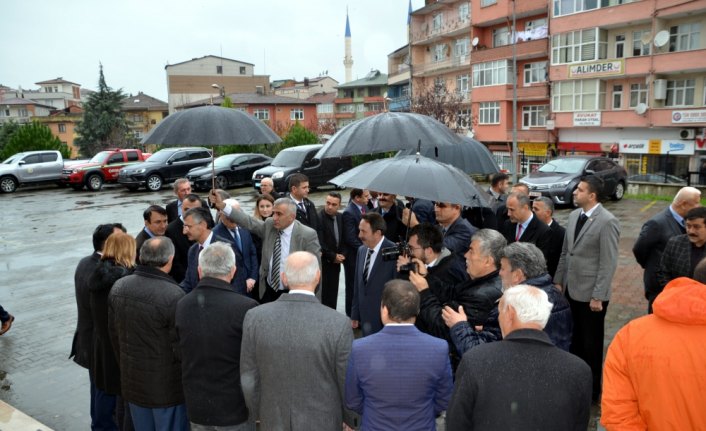 Vali Bektaş'tan, anıt ağaca ziyaret