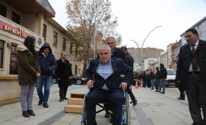 Vali, engelli parkurunda empati yaptı