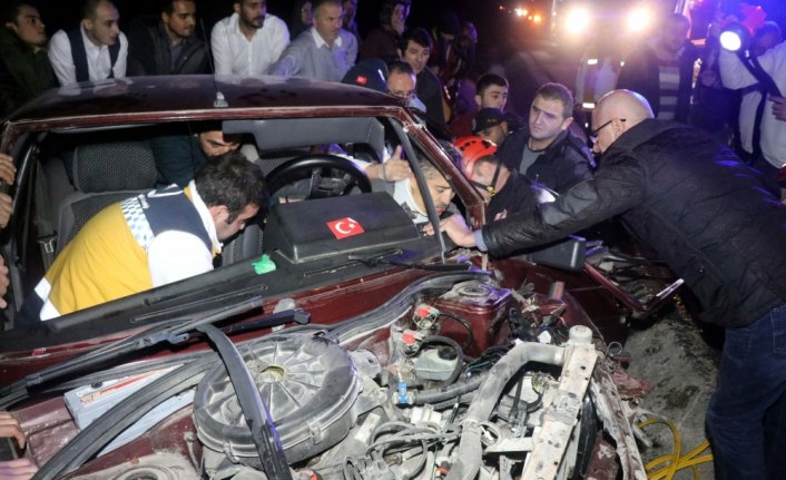 Vatandaşlar araçta sıkışan sürücü için seferber oldu