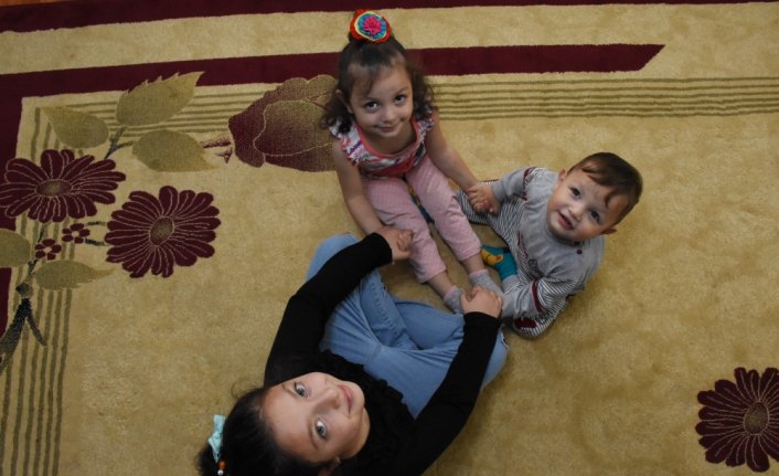 Yemek borusu zarar gören minik Defne'ye 30 ameliyat