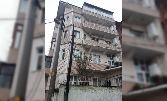 Zonguldak'ta duvarlarında çatlaklar oluşan binaların boşaltılması