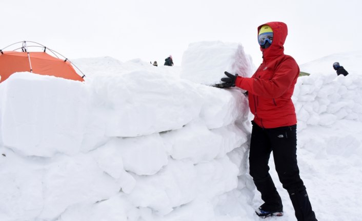 10 dağcının yaşamını yitirdiği dağda hayatta kalmayı öğreniyorlar