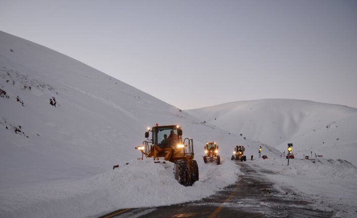 2200 rakımlı geçidin ulaşım nöbetçileri