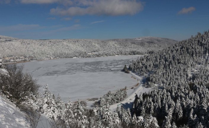 Abant beyaz örtüsüyle büyülüyor