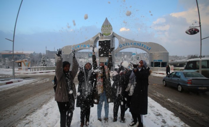 Afrikalı öğrencilerin kar sevinci