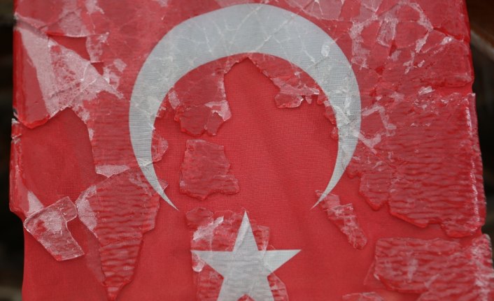 Ağaç ve kameriyelerde buz sarkıtları oluştu