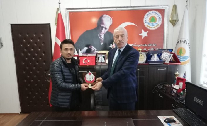 Alaçamlı başarılı güreşçiye ödül
