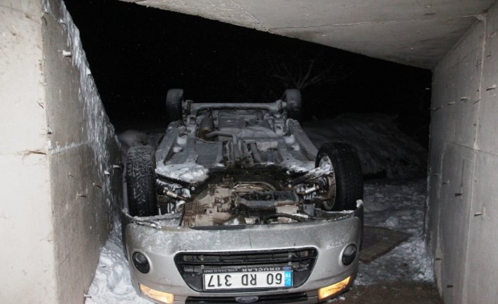 Amasya'da hafif ticari araç devrildi: 5 yaralı