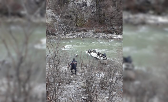 Artvin'de kamyonet dereye yuvarlandı: 1 ölü, 2 yaralı