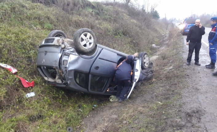 Bartın'da otomobil şarampole devrildi: 2 yaralı