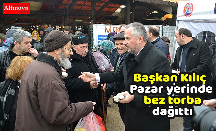 Başkan Kılıç Pazar yerinde bez torba dağıttı