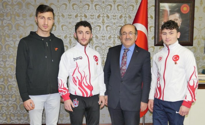 Başkan Gümrükçüoğlu'ndan sporculara ödül