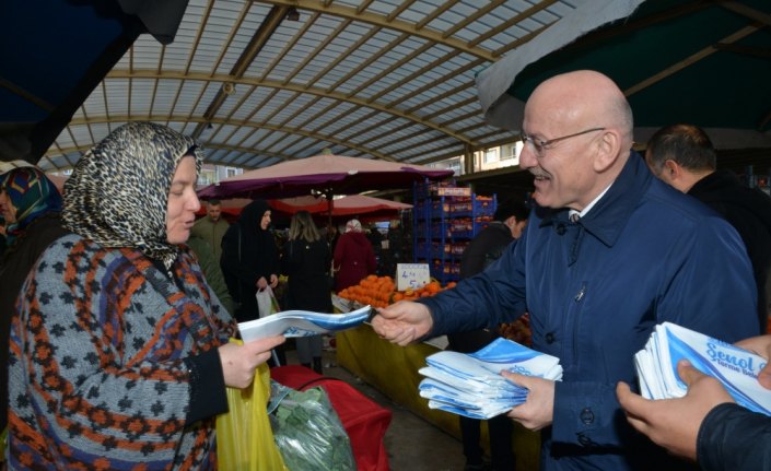 Başkan Kul pazarda bez torba dağıttı