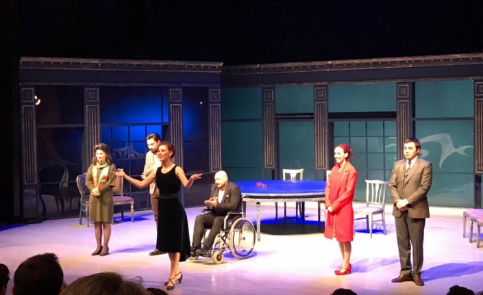 Başrol oyuncusu tekerlekli sandalyeyle sahne aldı