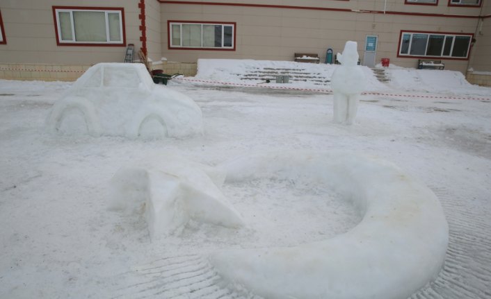Bayburt Üniversitesi öğrencileri buzu sanata dönüştürdü