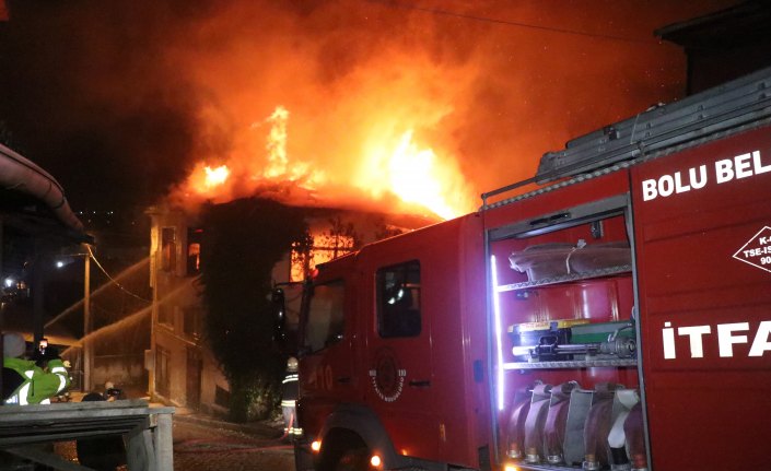 Bolu'da iki katlı ahşap binada yangın