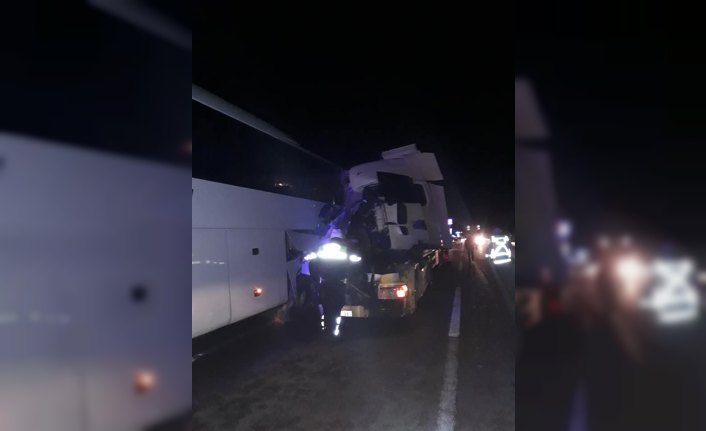 Bolu'da tır, yolcu otobüsüne çarptı: 1 ölü, 2 yaralı