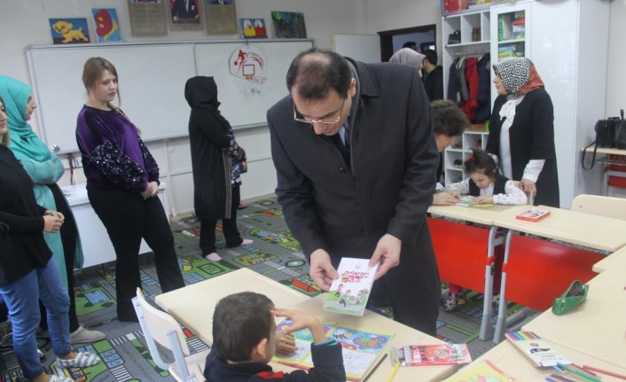 Borçka'da öğrencilere sağlık ajandası dağıtıldı