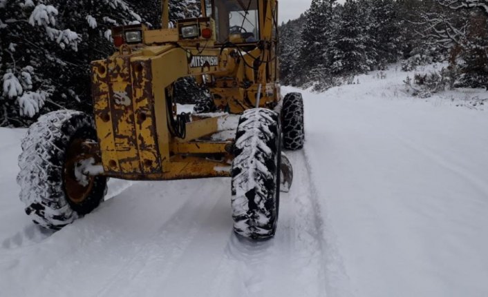Boyabat'ta kar nedeniyle kapanan yollar açıldı