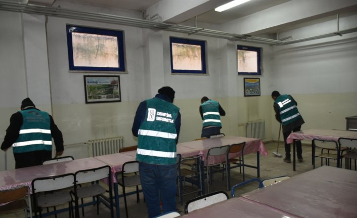 Boyabat'ta okulların bakımı hükümlülerden