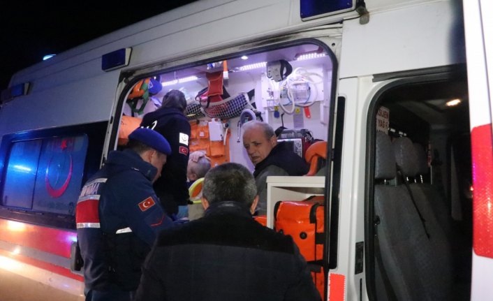 Cenazeden dönenleri taşıyan midibüs devrildi: 9 yaralı