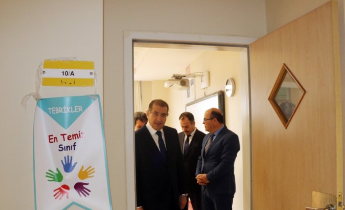 Cezalarını okul boyayarak çekiyorlar