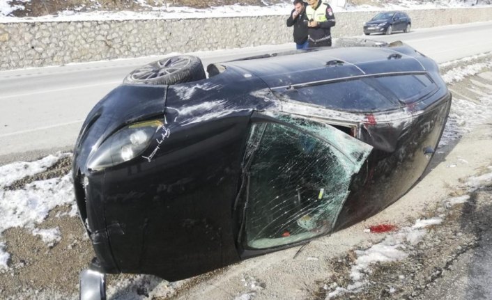 Devrilen otomobilin sürücüsü yaralandı