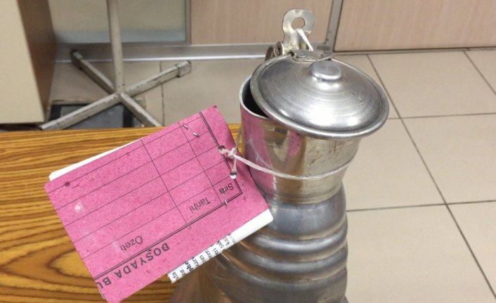 Duş almayan çalışanın kafasında eğilen 