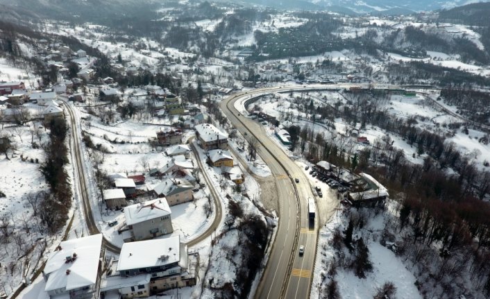 Düzce ve Bolu'da kar yağışı etkisini sürdürüyor