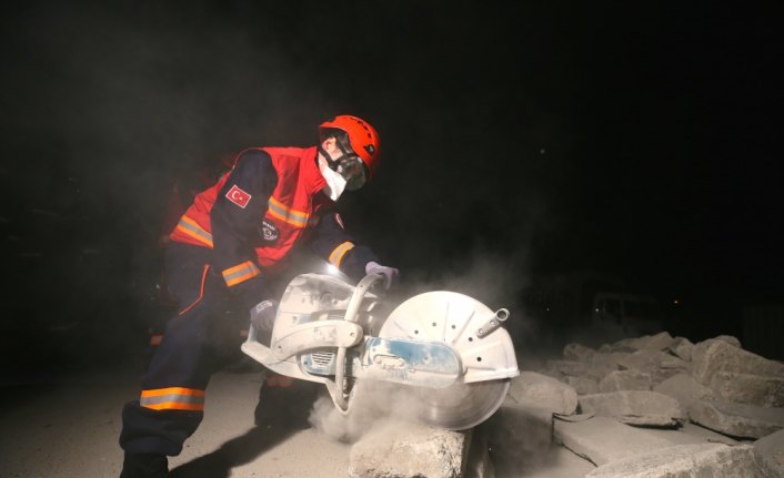 Düzce'de akşam karanlığında deprem tatbikatı