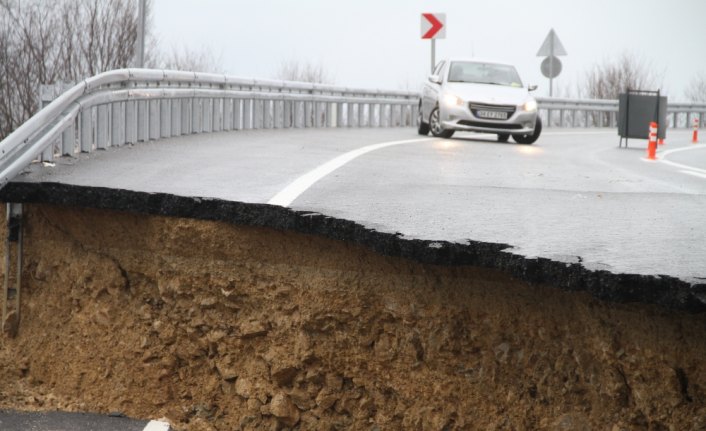 Düzce'de heyelan nedeniyle yol trafiğe kapatıldı
